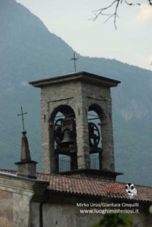 Navata centrale con affreschi